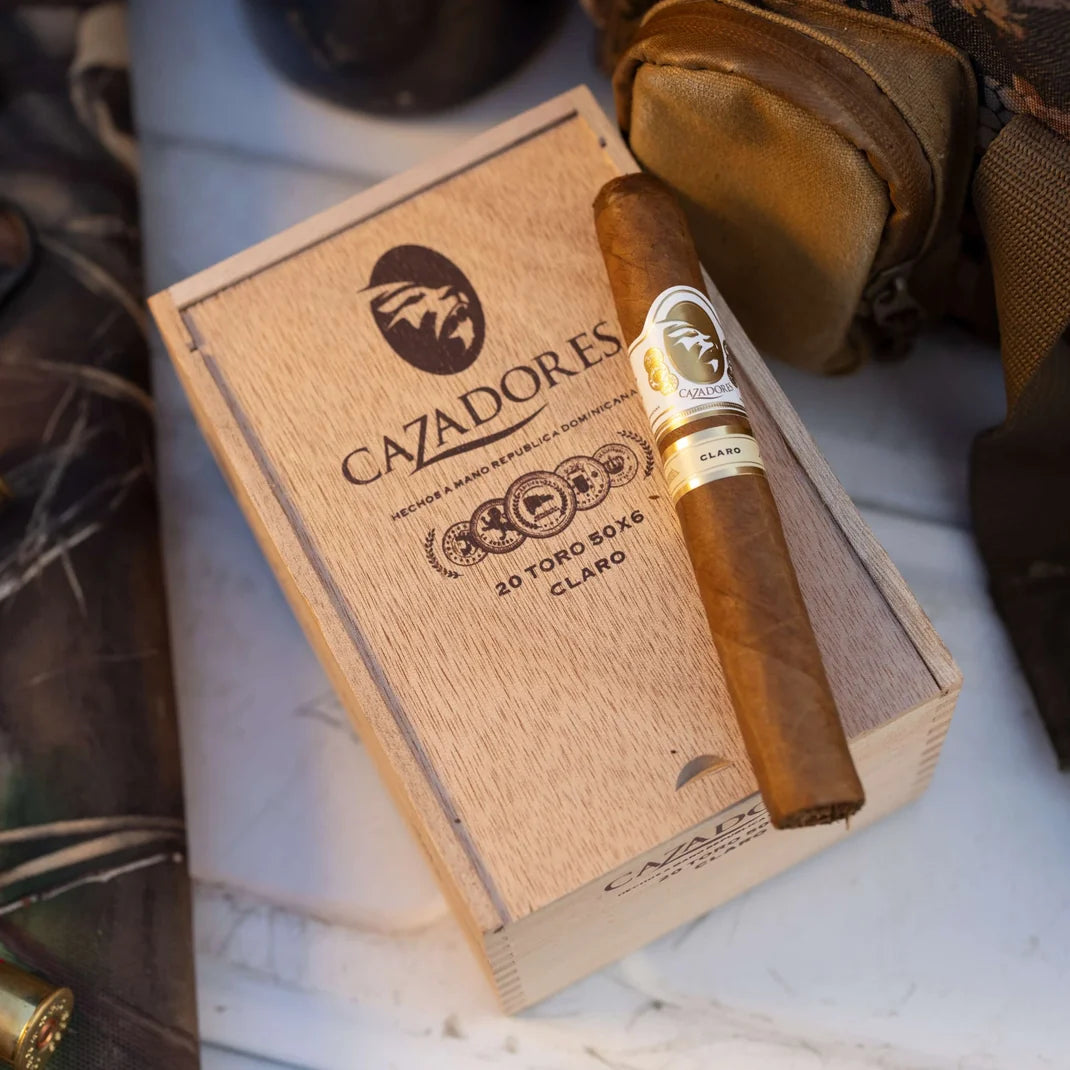 La Aurora Cazadores Claro Toro on its 20-count wooden box