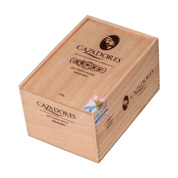 Closed wooden box of La Aurora Cazadores Maduro cigars